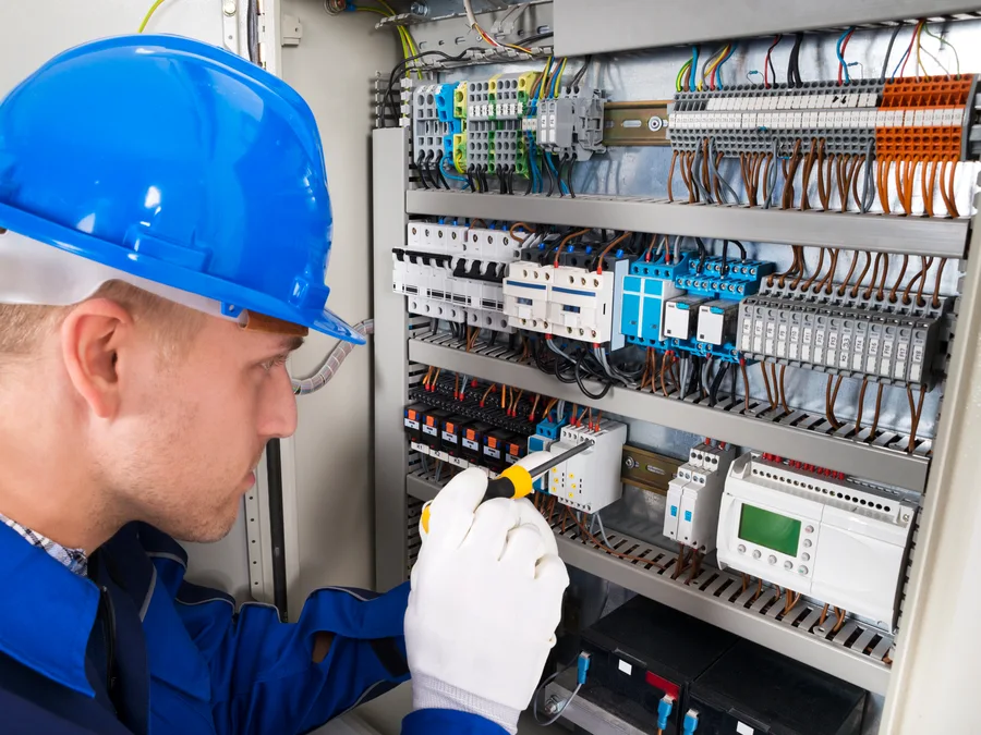 Prises et circuits par un électricien à Paris